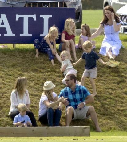 Le prince George et la princesse Charlotte jouent avec Kate Middleton