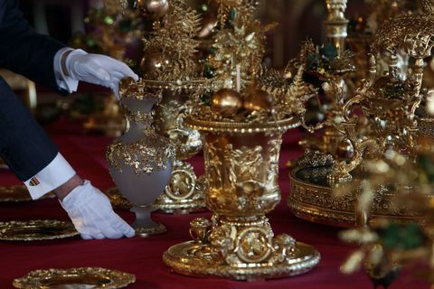 La table à manger est sertie de pièces en argent doré du Grand Service