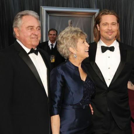 Brad Pitt avec les parents William Pitt et Jane Pitt aux Oscars 2012