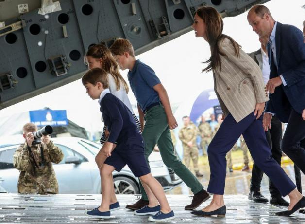 britains prince louis de galles l, britains princesse charlotte de galles 2l, britains prince george de galles c, britains catherine, princesse de galles 2r et britains prince william, prince de wales r board a c17 lors d'une visite au tatouage aérien à raf fairford le 14 juillet 2023 à fairford, centre de l'angleterre photo de chris jackson pool afp photo de chris jacksonpoolafp via getty images