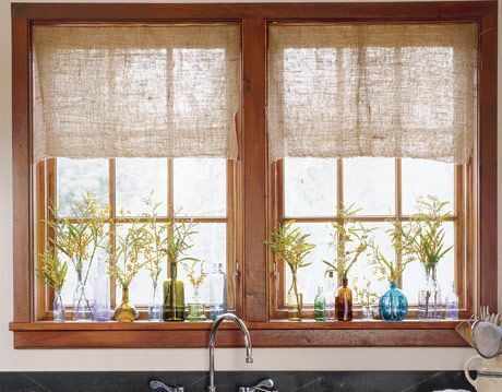 vases aux herbes sur le rebord de la fenêtre