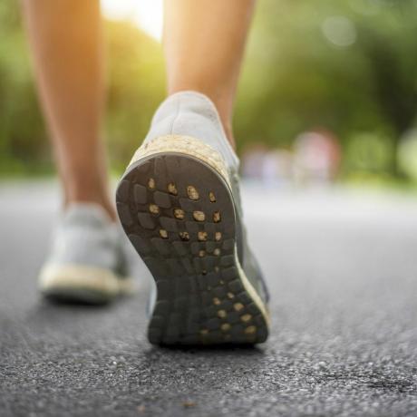 gros plan de chaussures de coureur, de pieds et de chaussures de coureur