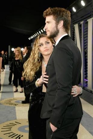 Miley Cyrus et Liam Hemsworth montrent un PDA sur le tapis rouge de Vanity Fair Oscars After Party 2019