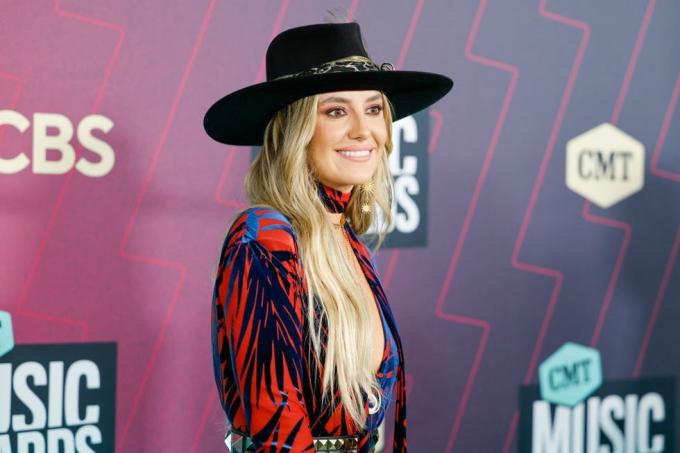 lainey wilson aux cmt music awards