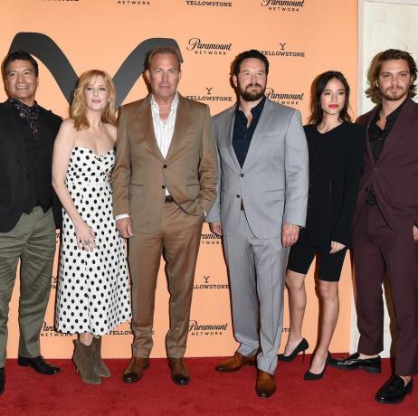 los angeles, californie mai 30 l r wes bentley, gil birmingham, kelly reilly, kevin costner, cole hauser, kelsey asbille et luke grimes assistent à la première soirée pour paramount networks yellowstone saison 2 à lombardi house le 30 mai 2019 à los angeles, californie photo par axellebauer griffonfilmmagie