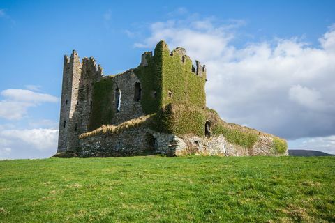 Les vieilles ruines du château de Ballycarbery sur l'anneau du Kerry, Irlande