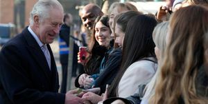 le roi et la reine consort visitent l'est de londres