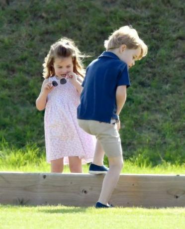 Le prince George et la princesse Charlotte jouent avec Kate Middleton