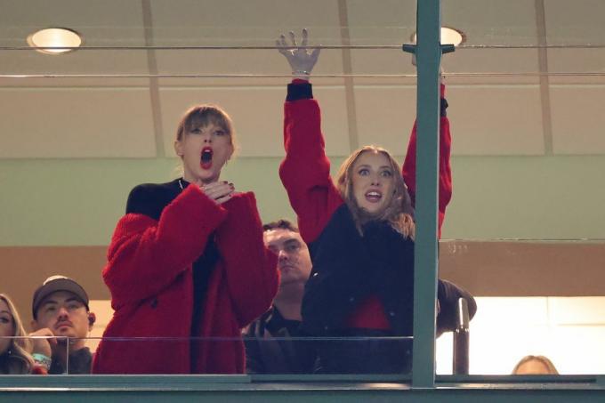 Les lecteurs labiaux pensent que Taylor Swift a crié "Allez Trav!" Pendant le match des Chiefs