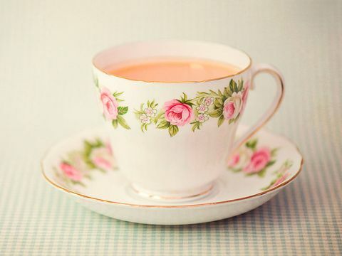 Des experts en santé exhortent les Britanniques à boire plus de thé pour la campagne NHS Restez bien cet hiver