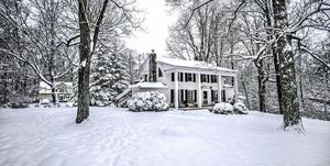 Vieille maison vintage dans la neige fraîche