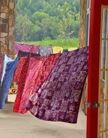 tissus batik suspendus à des cordes à linge