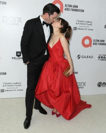 Jonathan Scott et Zooey Deshanel s'embrassent sur le tapis rouge