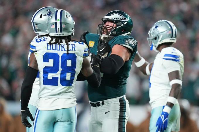 Philadelphie, Pennsylvanie 5 novembre Damone Clark, 33 ans des Cowboys de Dallas, a une altercation avec Jason Kelce, 62 ans des Cowboys de Dallas. Eagles de Philadelphie au Lincoln Financial Field le 5 novembre 2023 à Philadelphie, Pennsylvanie photo de Mitchell Leffgetty images