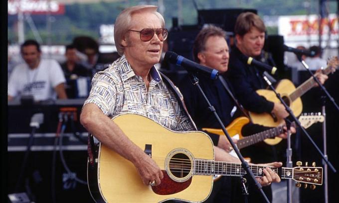 nashville 1999, l'auteur-compositeur-interprète de musique country george jones se produit au fanfair en 1999 à nashville, tennessee photo par beth gwinngetty images