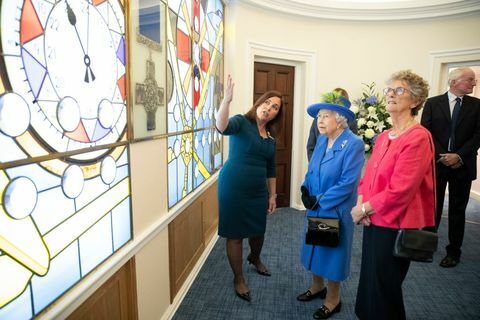 La Reine visite le Royal Air Force Club pour marquer son centenaire