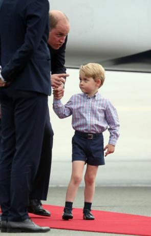 Le prince espiègle obtient un discours d'encouragement du prince William alors que la famille royale arrive en Pologne