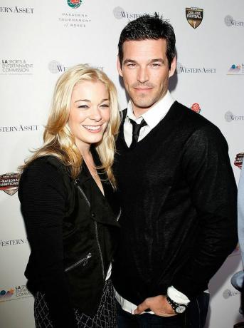 pasadena, ca 06 janvier le chanteur leann rimes l et l'acteur eddie cibrian arrivent au bcs national officiel 2010 fête de championnat organisée au Pasadena Convention Center le 6 janvier 2010 à Pasadena, Californie photo de Michael magie du film