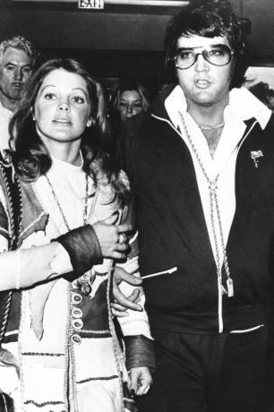 Elvis Presley et Priscilla lors de leur audience de divorce