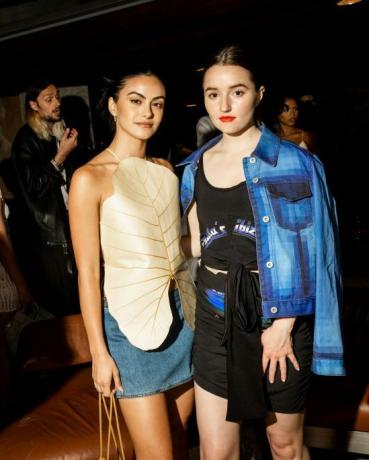 beverly hills, californie 12 mai kaitlyn dever, camila mendes au dîner loewe x mytheresa tenu au sheats goldstein residence le 12 mai 2023 à beverly hills, californie photo de roger kisbywwd via getty images