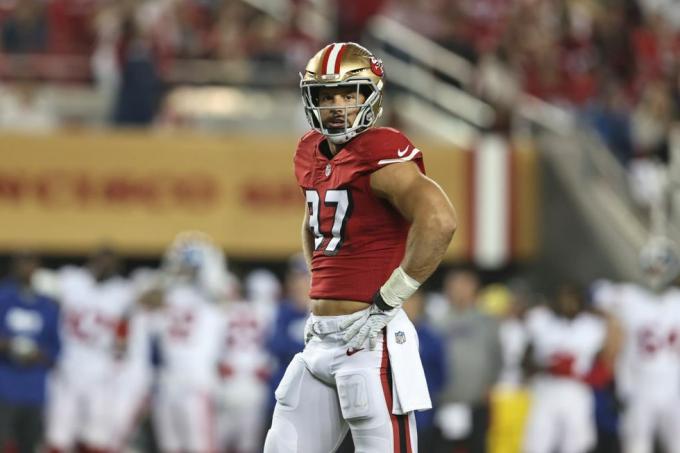 Santa Clara, Californie, le 21 septembre, Nick Bosa, 97 des 49ers de San Francisco, regarde pendant un match de football de la NFL entre les San Francisco Francisco 49ers et les Giants de New York au stade de Lévis le 21 septembre 2023 à Santa Clara, Californie photo de Michael Owensgetty images