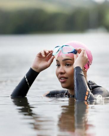 Femme à Cornwall, Royaume-Uni, nageant dans le lac