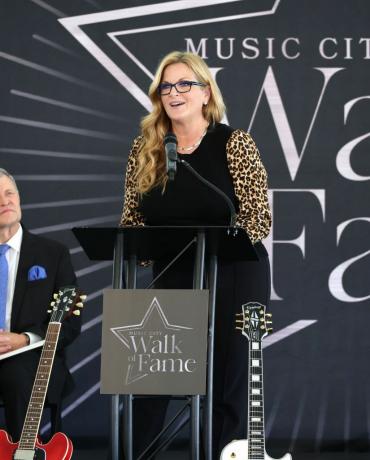 nashville, tennessee 10 octobre trisha yearwood assiste à la cérémonie d'intronisation du music city walk of fame 2022 au music city walk of fame park le 10 octobre 2022 à nashville, tennessee photo de jason kempingetty images