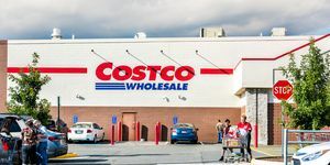 des gens de Fairfax avec des caddies remplis de produits d'épicerie, de produits sortant du magasin Costco en Virginie dans un parking