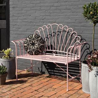 Joli banc de jardin en métal rose