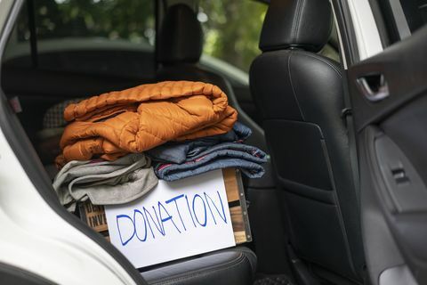 boîte de dons avec des vêtements dans la voiture