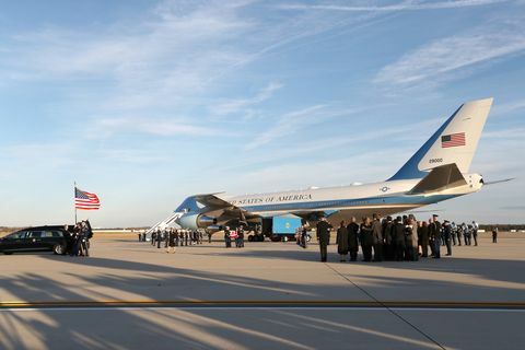 Corps du président George H.W. Bush arrive à Joint Base Andrews