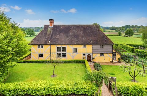Un pittoresque cottage classé Grade II, Froggats Cottage, à Surrey, qui a figuré dans un récent épisode de BBC's Escape to the Country, est maintenant sur le marché pour 1,6 million de livres sterling. 