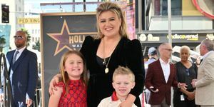 Kelly Clarkson et ses enfants River Rose Blackstock et Remington Alexander Blackstock posent lors de la cérémonie des étoiles pour Kelly Clarkson sur le Hollywood Walk of Fame le 19 septembre 2022 à Los Angeles, Californie photo de Michael Bucknervariety via Getty images