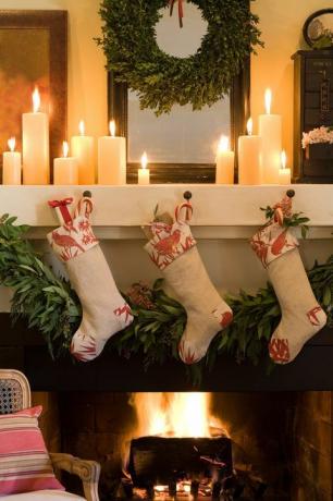 trois chaussettes collées sur la cheminée de noël