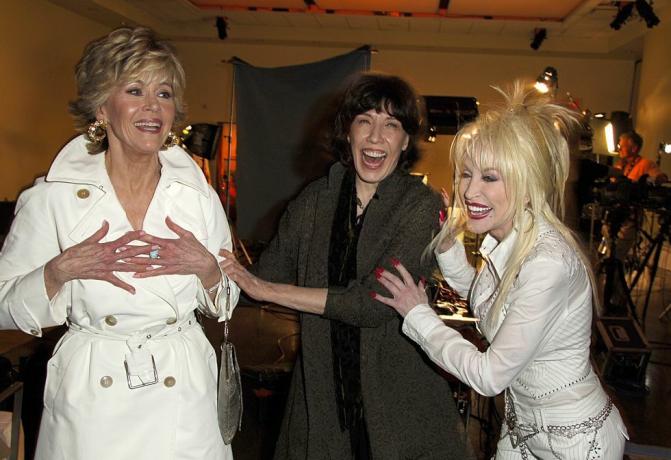 jane fonda, lily tomlin et dolly parton lors de la soirée de lancement du dvd de l'édition spéciale du 25e anniversaire de 9 à 5 le 30 mars 2006 à l'annexe à hollywood, californie, photo des états-unis par sgranitzwireimage