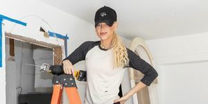 Galey alix de la maison de hgtv en un clin d'œil debout sur une échelle portant des éclaboussures de peinture t-shirt jeans casquette