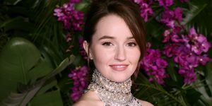 kaitlyn dever assiste à la première d'universal pictures billet pour le paradis dans un dos-nu et une jupe assortie