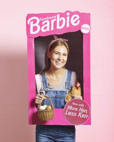 costume d'halloween de barbie de ferme avec une femme dans une boîte en carton tenant un poulet et un panier d'œufs de ferme