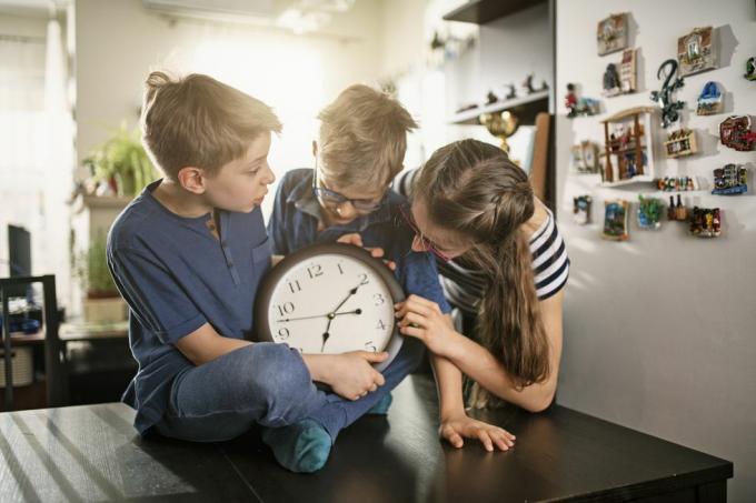 enfants jouant une farce du poisson d'avril