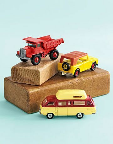 camions jouets et une camionnette sur des blocs de bois
