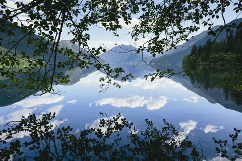 reflets du miroir, le ciel et les nuages ​​reflétés dans la surface de l'eau hte du croissant du lac