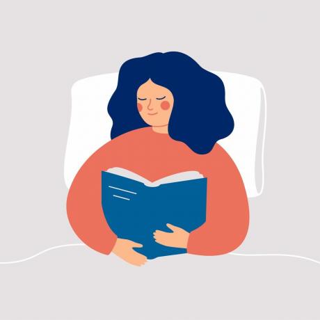 une femme heureuse lit le livre avec plaisir dans le lit la nuit ou le matin séance de thérapie par livre concept de santé mentale illustration vectorielle