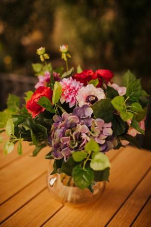 fleurs dans un vase sur la table