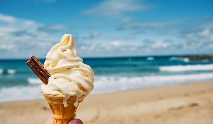 amis réunis avec des cônes lors d'un festival de crème glacée