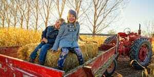 enfants en promenade en foin, activités d'automne