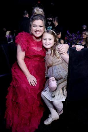 sur la photo, kelly clarkson et river rose blackstock assistent aux prix du choix des peuples 2022 qui se sont tenus au barker hangar le 6 décembre 2022 à santa monica, californie photo de mark von holdene entertainmentnbc via getty images