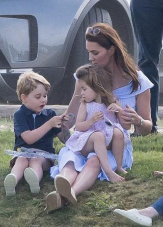 Le prince George et la princesse Charlotte jouent avec Kate Middleton