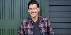 Jonathan Knight devant la grange restaurée de sa ferme de Nouvelle-Angleterre, comme on le voit sur le fixateur de ferme