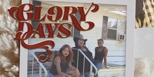 Couverture de l'album Chapel Hart Glory Days, membres du groupe assis sur un porche