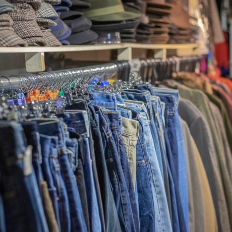 Sélection de jeans vintage exposés au marché de Camden à Londres